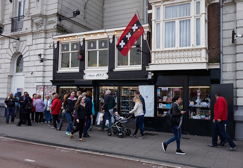 这是荷兰阿姆斯特丹市的市旗，上面那三把大叉，常规的解释是代表水、火、黑死病；另一种解释大叉是【圣安德烈十字】，有些暗喻荷兰当年海上霸主的地位。