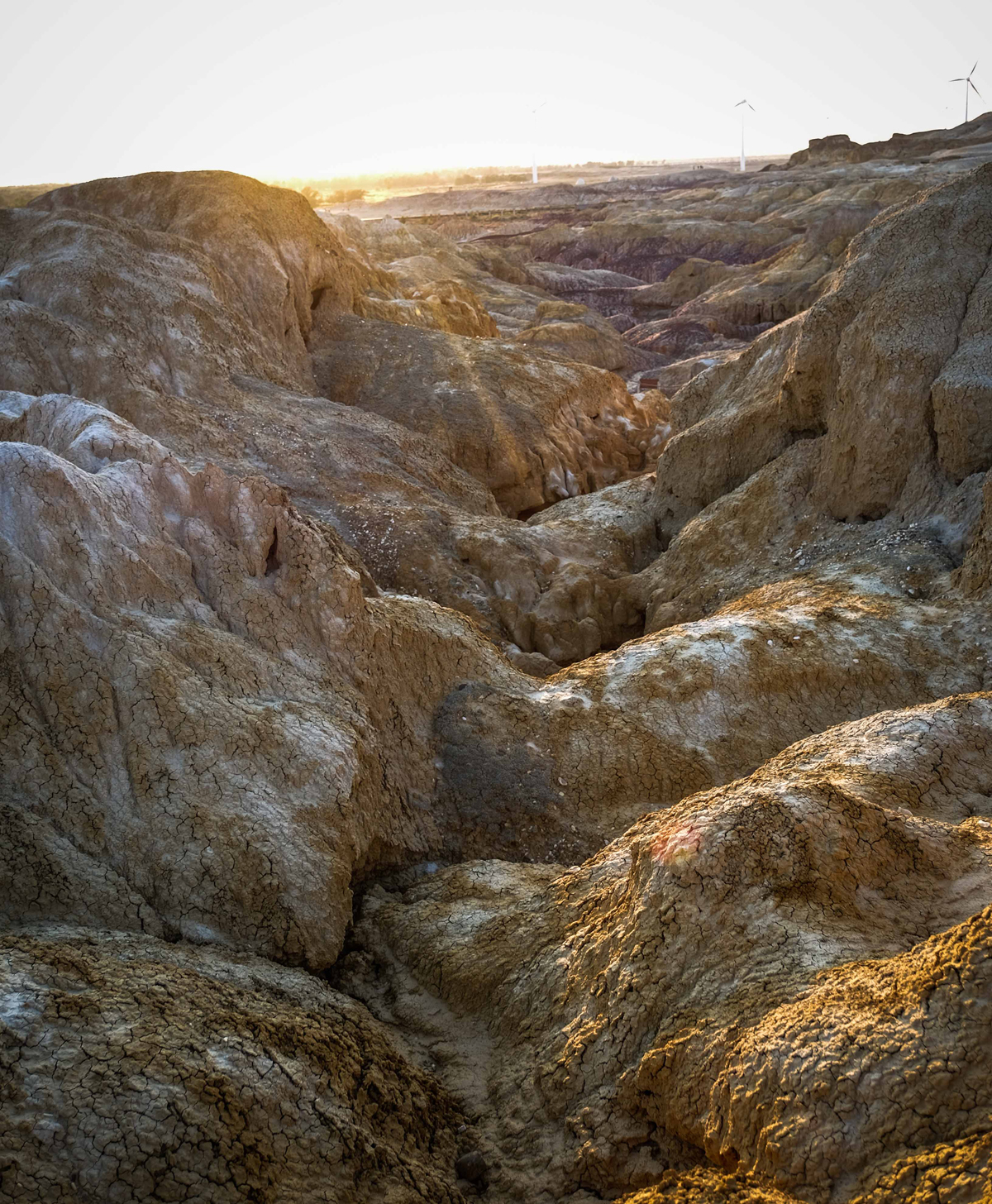 这里的岩石颜色多变，且在落日时分的阳光照射下，岩石的色彩以红色为主。