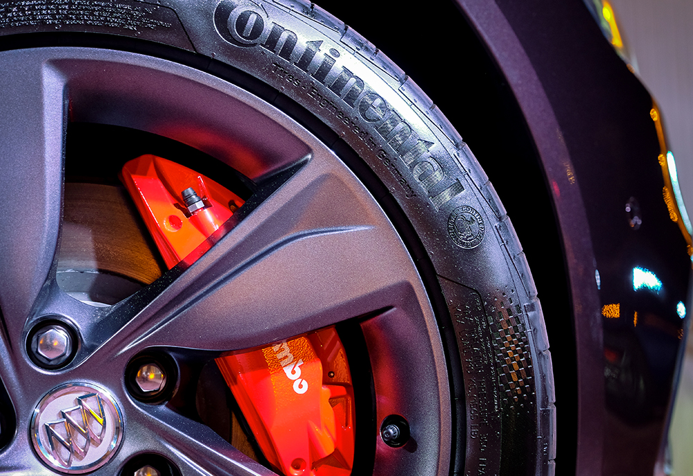 全新18吋熏黑五幅运动轮毂、炫红Brembo®高性能四活塞刹车卡钳，呈现超跑式运动风范。