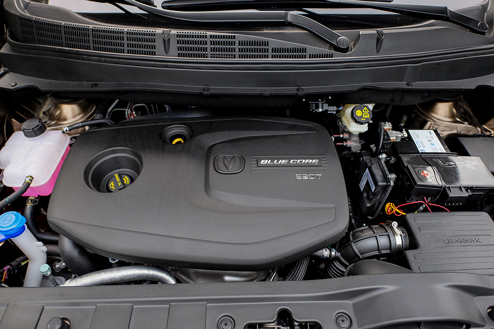 长安凌轩1.5T+6AT搭载BlueCore 1.5T VVT DOHC全铝合金发动机，最大总功率为115kW，最大扭矩225N·m，最大功率转速5500rpm。