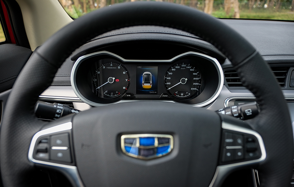 双炮筒组合仪表盘造型，外表酷炫，蓝色背光仪表盘布局清晰，3.5英寸彩色显示屏带行车电脑功能，可实时显示车辆各种动态信息。