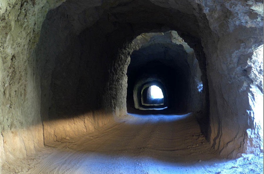 玉京山隧道溶洞图片