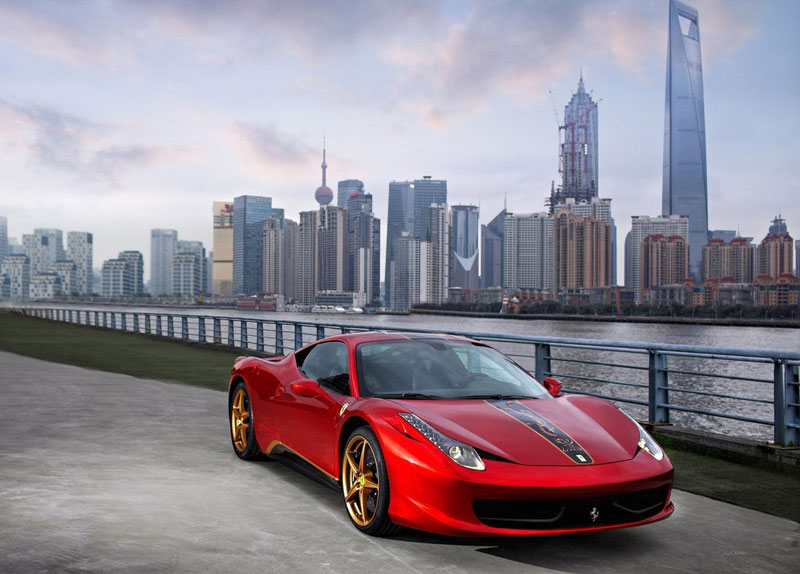 动力方面，458 Italia中国限量版车型搭载的是中置后驱4.5升V8自然吸气发动机，最大功率578马力，峰值扭矩540N·m，官方公布的百公里加速成绩为3.4秒，与之匹配的是7挡双离合变速箱。