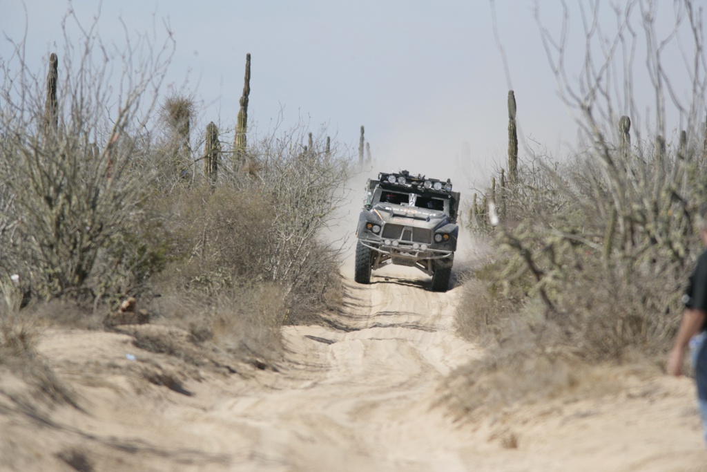 Baja1000越野赛基于商业主导的发展方向，更是乐于将重口味的美式越野风格宣扬到极致，不仅参赛车辆大尺度的腾跃司空见惯，就连NASCAR（美国规模最大的赛车系列赛）引以为傲的猛烈碰撞也屡见不鲜，荒漠赛道上那些定制的机械怪兽的咆哮、腾跃和撕裂成了Baja越野赛最炫目的视觉符号，也是Baja1000独一无二的标签。